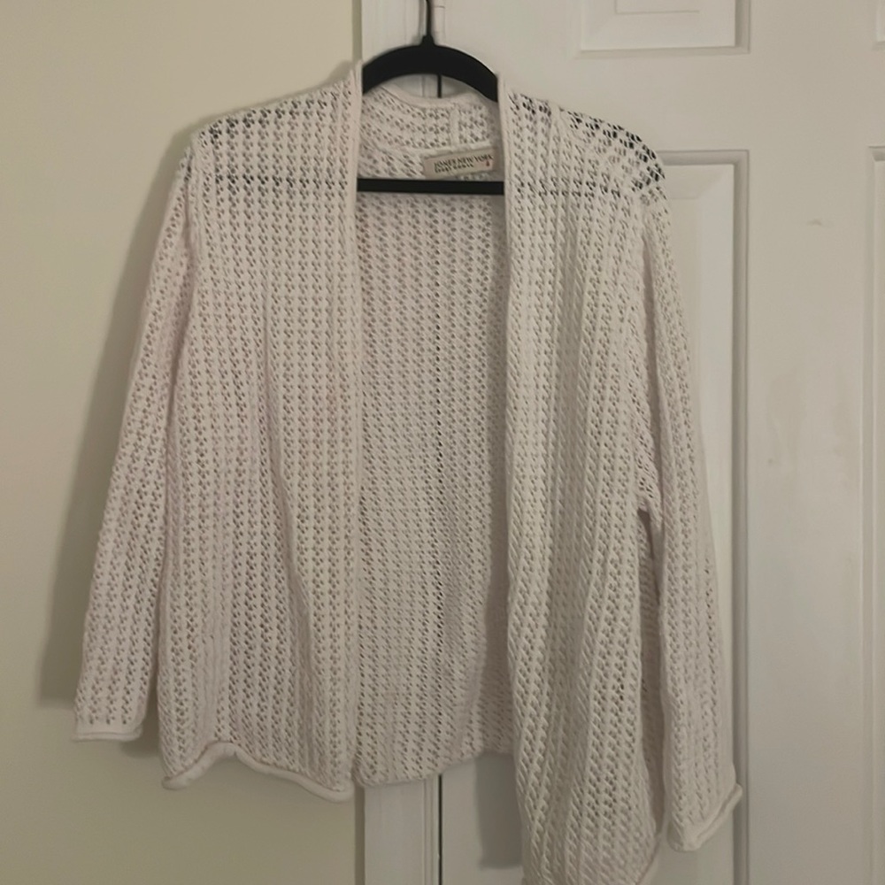 White knitted cardigan from Joannes, New York sports woman